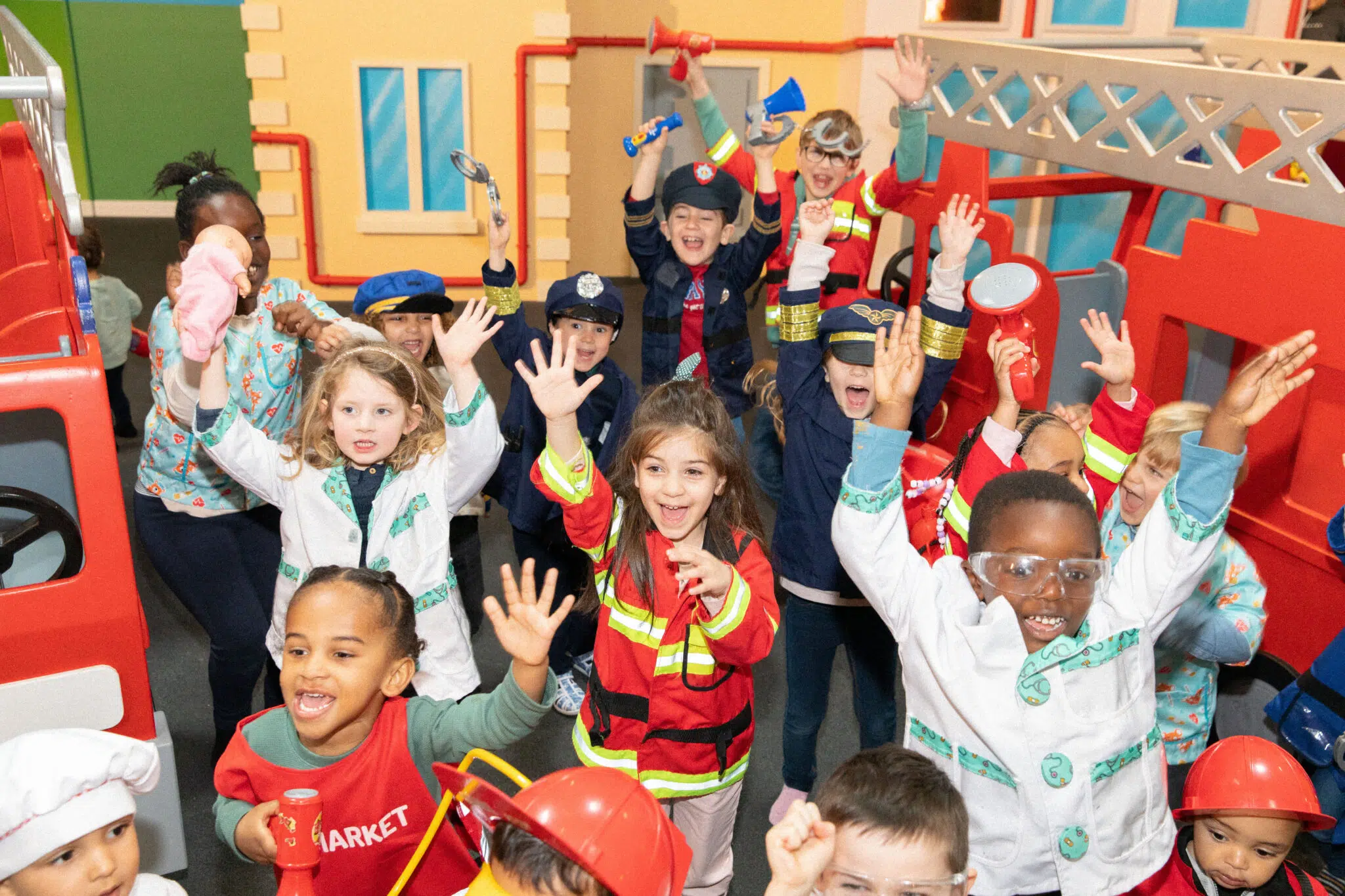 Chez Palomano Nantes, les enfants partagent un moment collectif et ludique dans une mini-ville pensée pour eux.