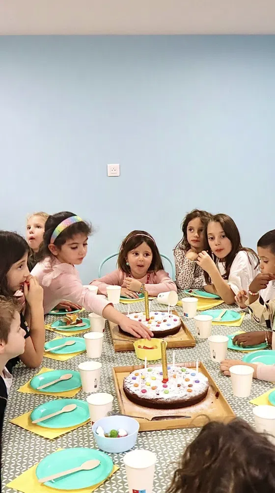 Un moment festif partagé entre enfants lors d’un anniversaire.