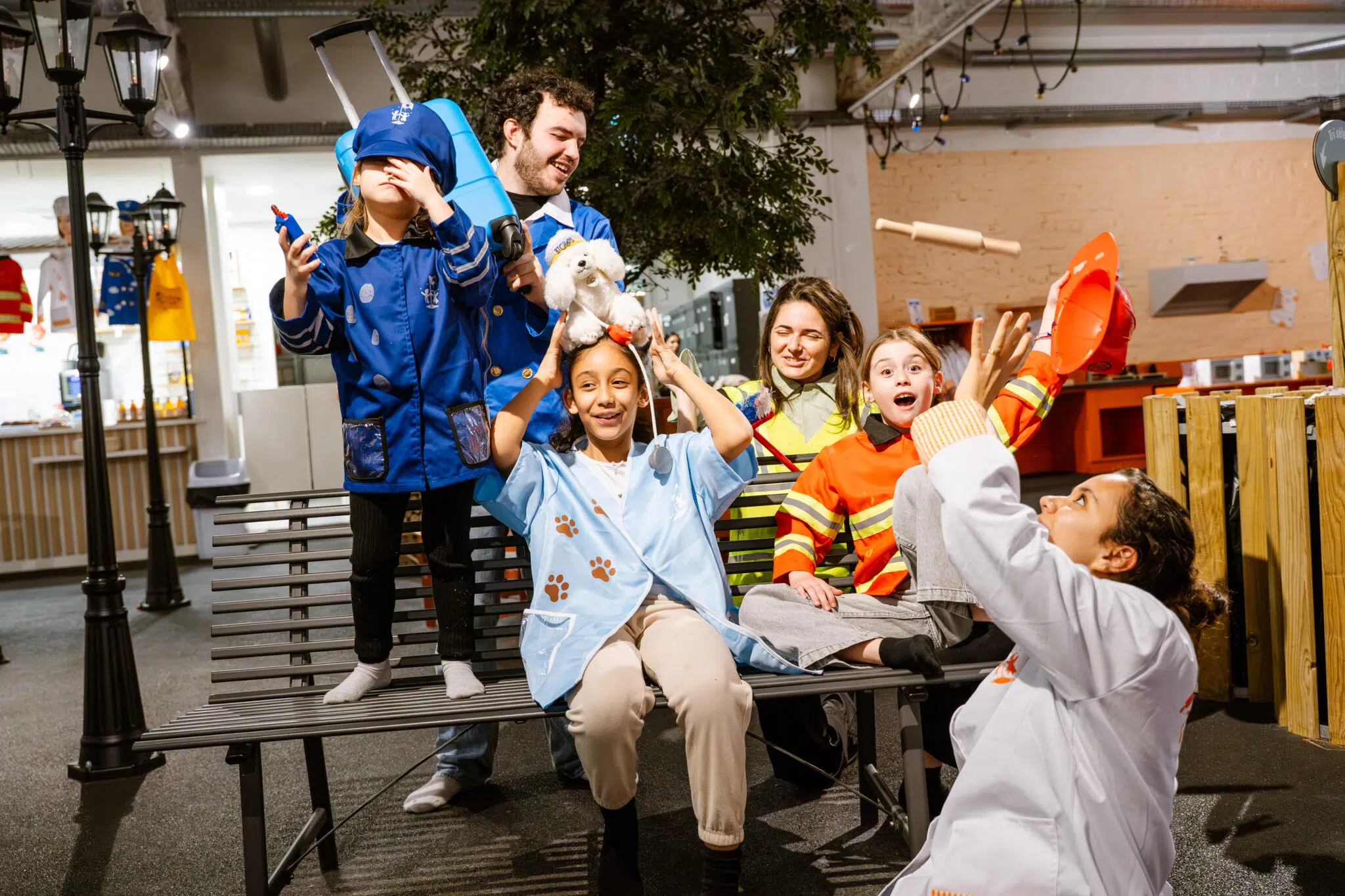 Une mère et son enfant qui s'amusent dans un univers de Palomano