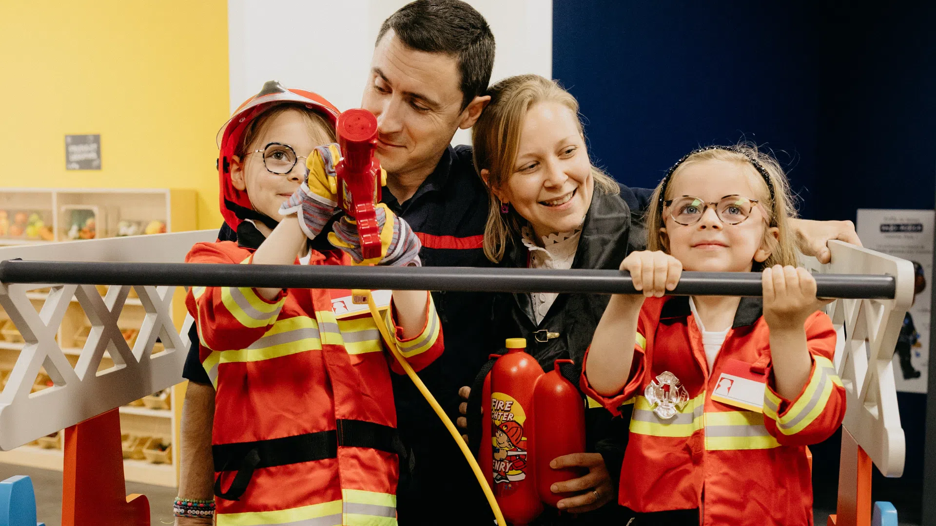 Palo-Feu : Parents et enfants réunis autour d’un moment de jeu et de découverte.