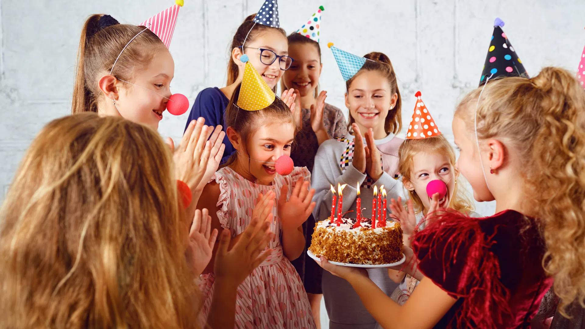 Un moment festif partagé entre enfants lors d’un anniversaire.