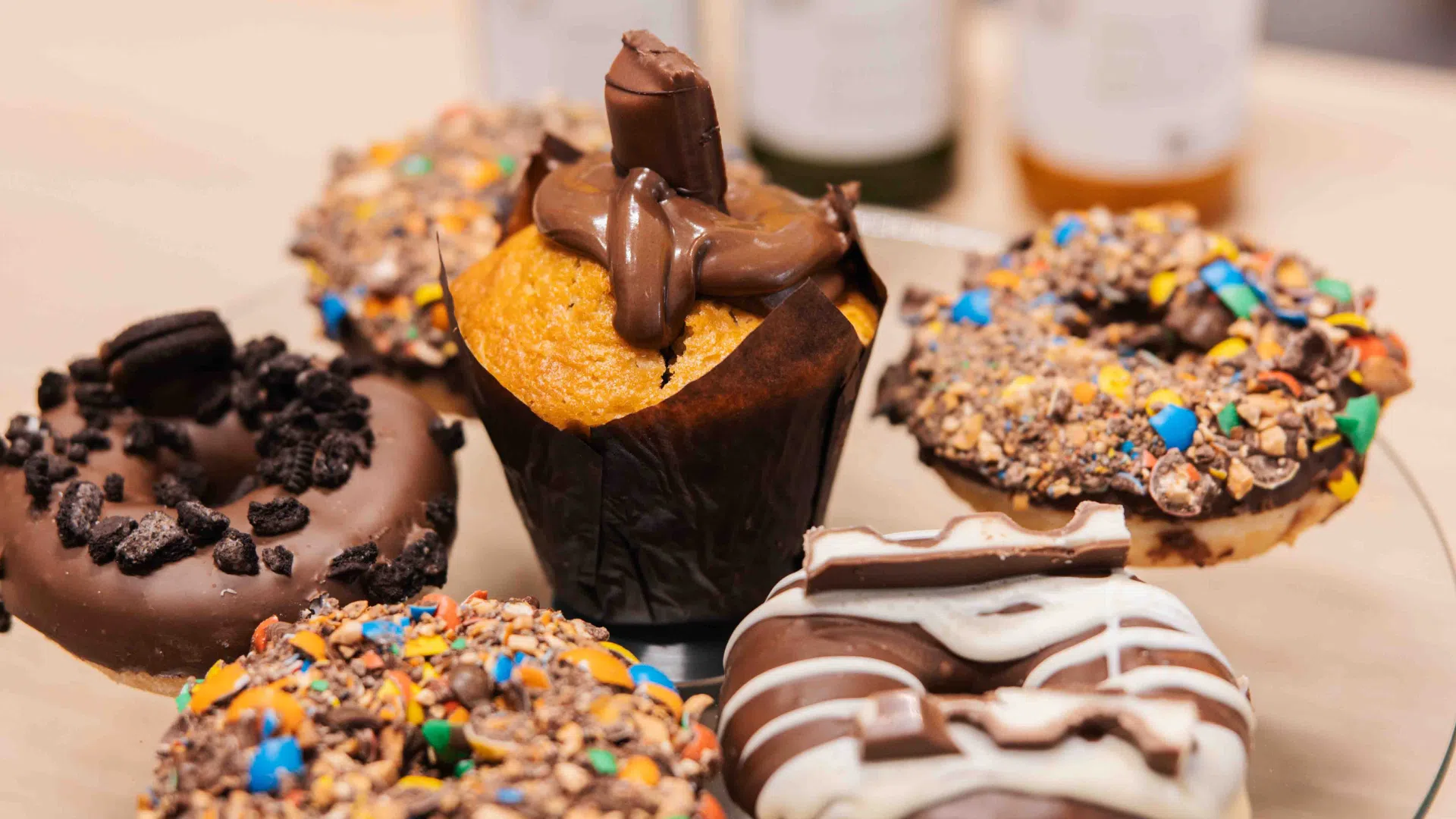 Gros plan sur des pâtisseries et donuts au chocolat pour anniversaire enfant ou sortie familiale.