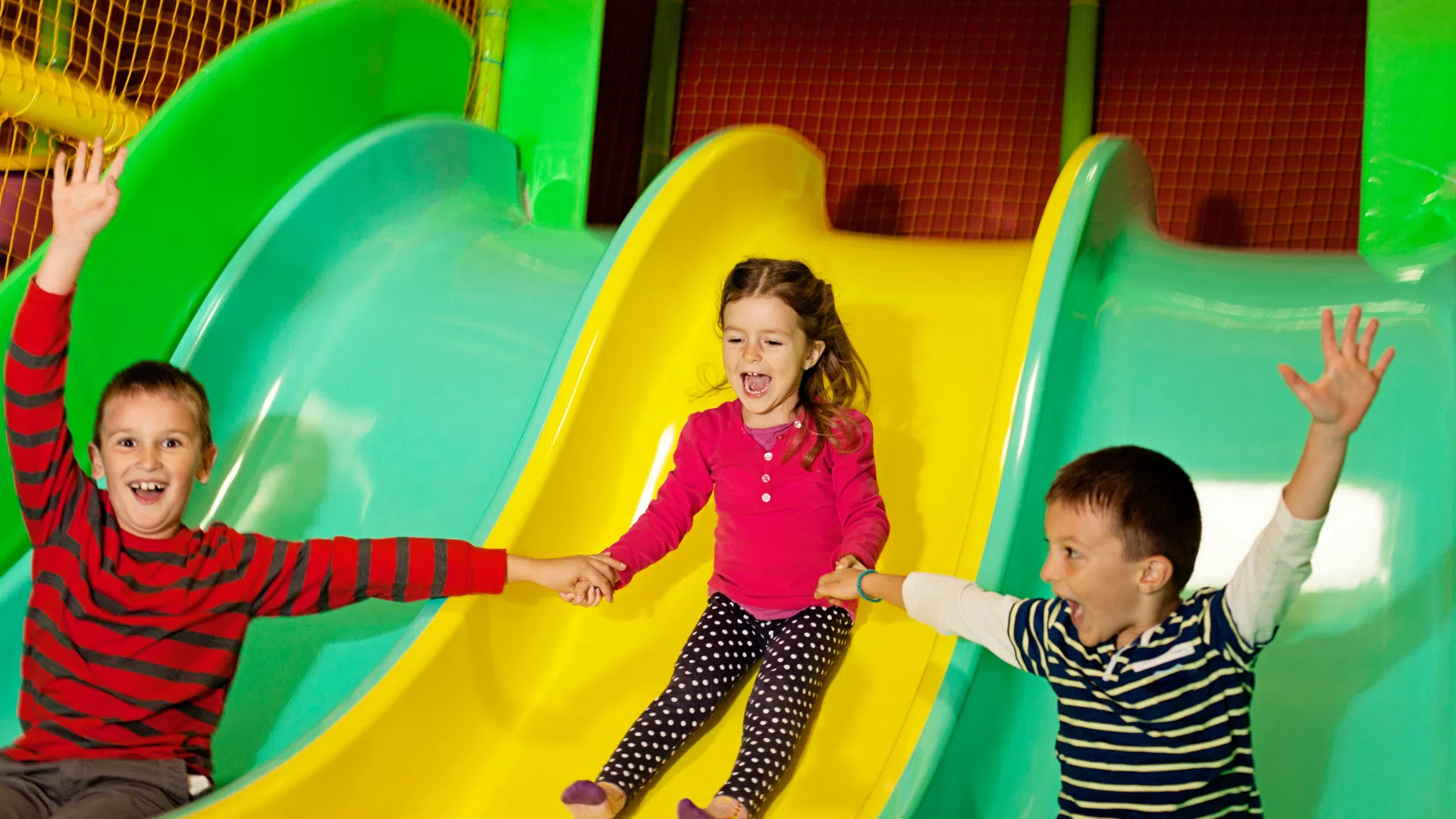 Un espace de jeux intérieur adapté aux enfants.