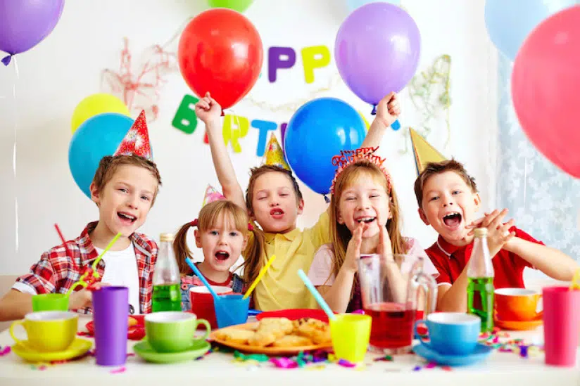 Images d'enfants à un anniversaire