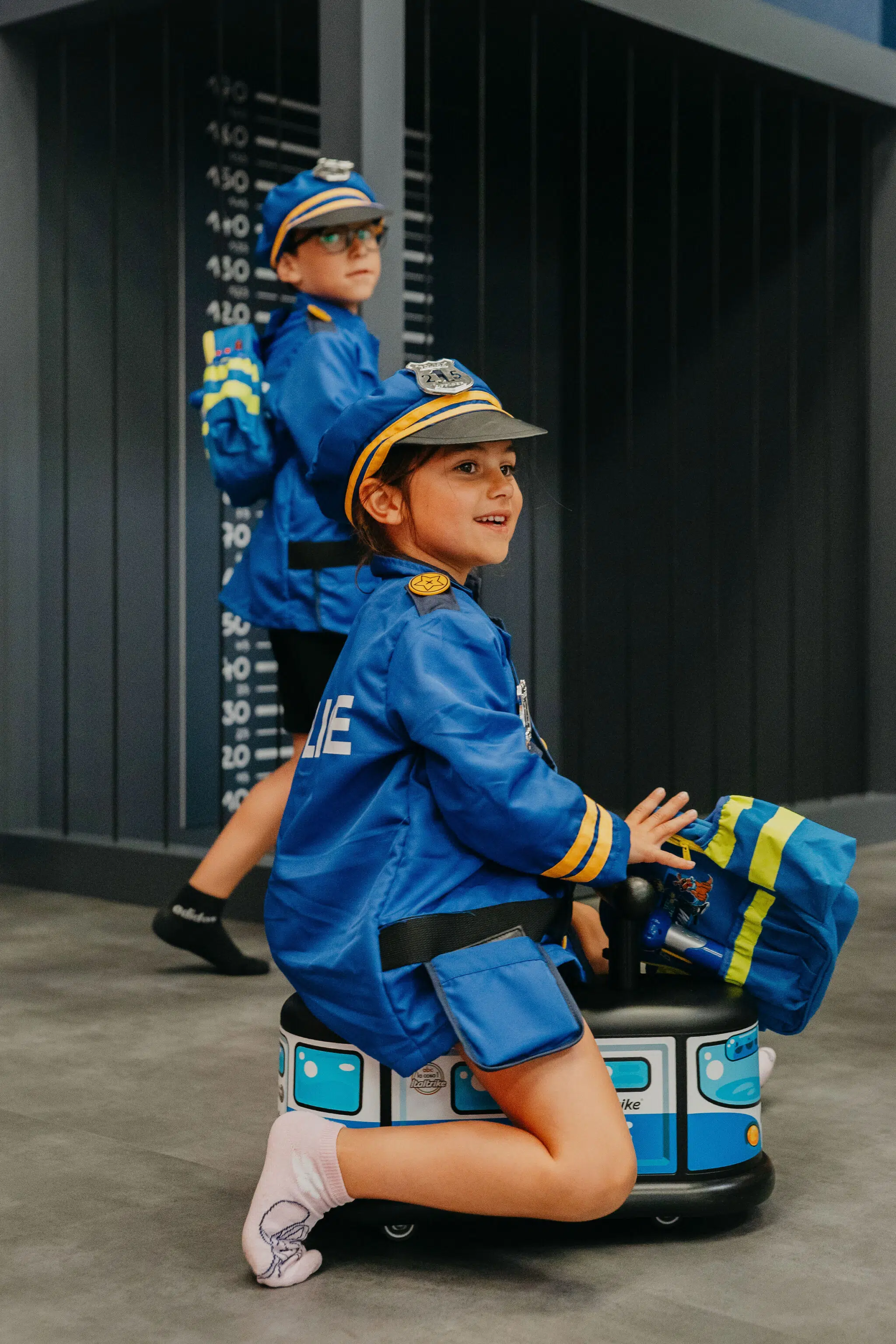 palomano-angers-activite-indoor-enfant-pluie Deux enfants déguisés en policiers jouent dans l’univers immersif de Palomano Angers, une activité indoor idéale à faire avec des enfants quand il pleut à Angers. Grâce aux costumes, décors réalistes et jeux d’imitation, les enfants développent leur imagination dans une mini-ville pensée à leur taille.