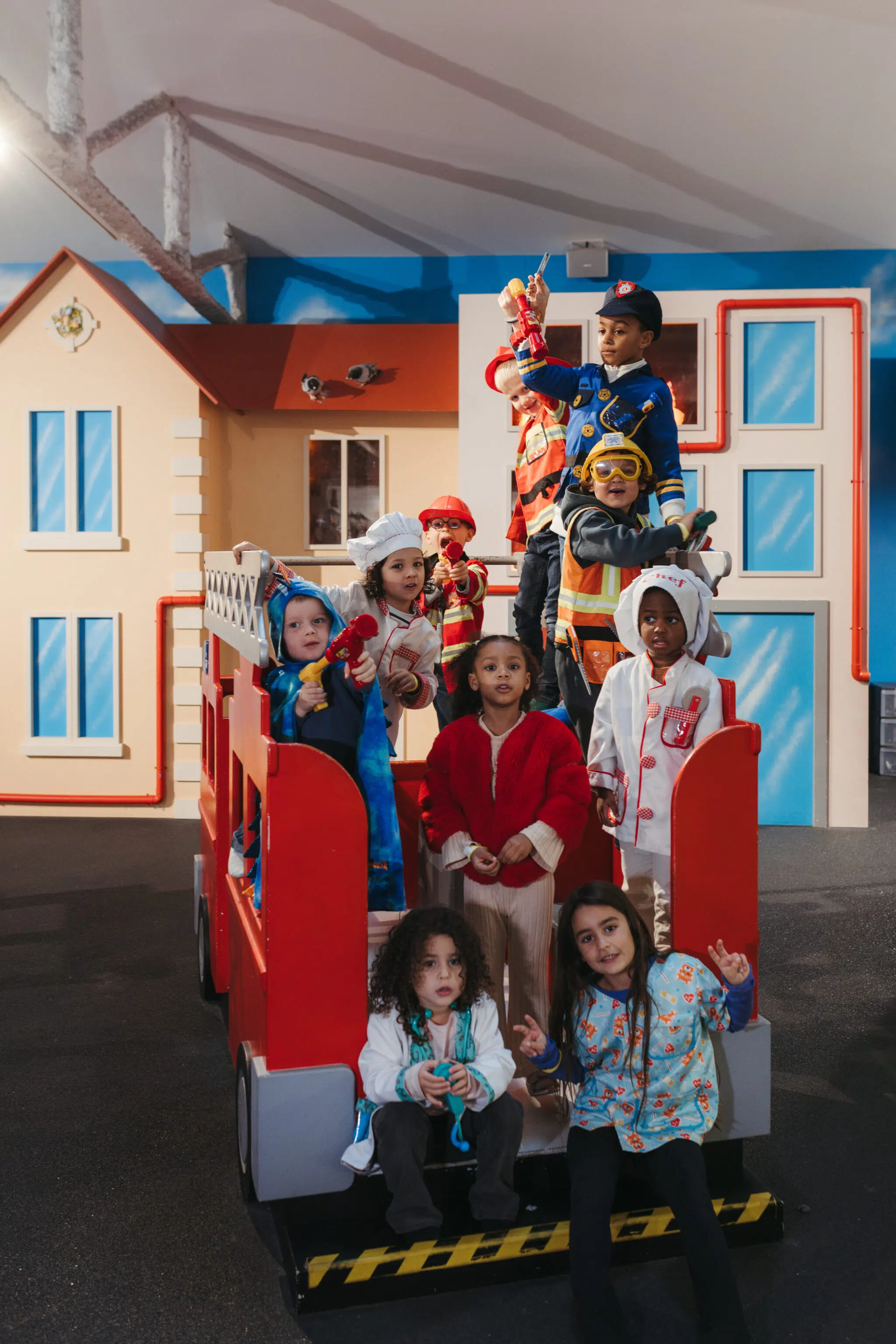 palomano-caen-activite-indoor-enfants-pluie Deux enfants déguisés en policiers jouent dans l’univers immersif de Palomano Angers, une activité indoor idéale à faire avec des enfants quand il pleut à Angers. Grâce aux costumes, décors réalistes et jeux d’imitation, les enfants développent leur imagination dans une mini-ville pensée à leur taille.