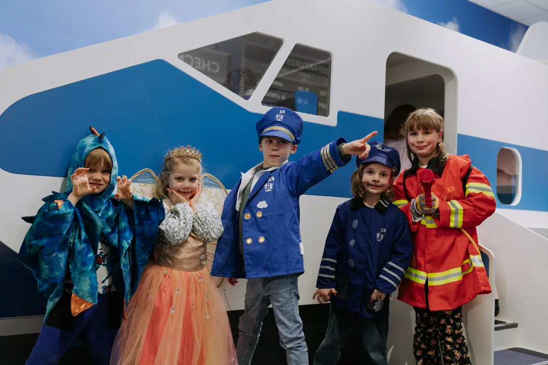 palomano_rouen_enfants_déguisés_avion Enfants déguisés devant un avion grandeur enfant au parc Palomano Rouen à Maromme – activité jeu d'imitation pour les 0-10 ans
