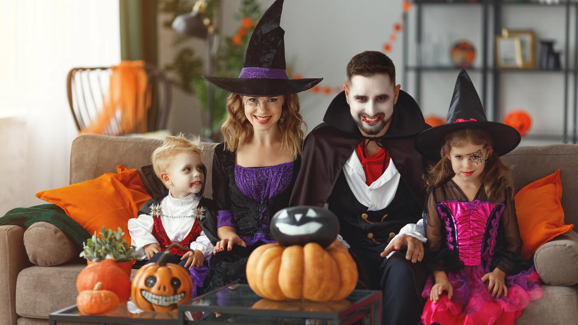 Palomano_Halloween_famille_déguisements Une famille déguisée à l'occasion de la fête d'Halloween 2026