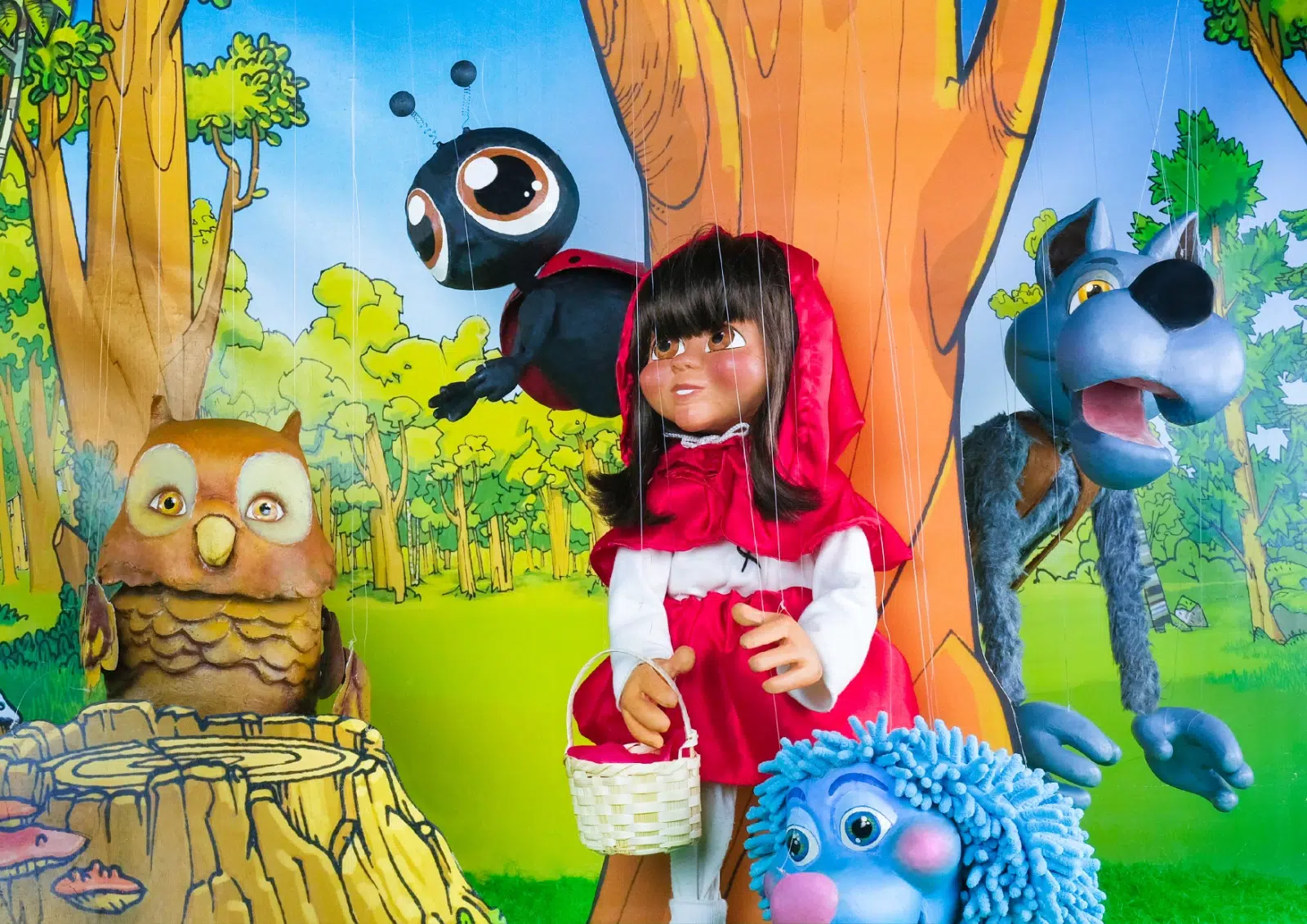 Le Chaperon Rouge, le loup, la chouette, la coccinelle et le hérisson, marionnettes à fils du Théâtre Mariska.